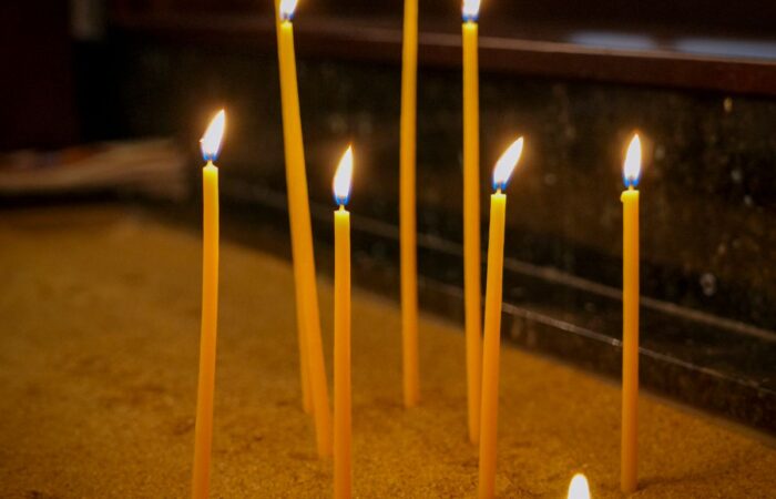 Bougies allumées diffusant une lumière douce dans un espace de recueillement apaisé